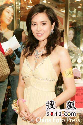 郭羡妮低胸性感装亮相 佩戴百万首饰珠光宝气