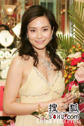 郭羡妮低胸性感装亮相 佩戴百万首饰珠光宝气